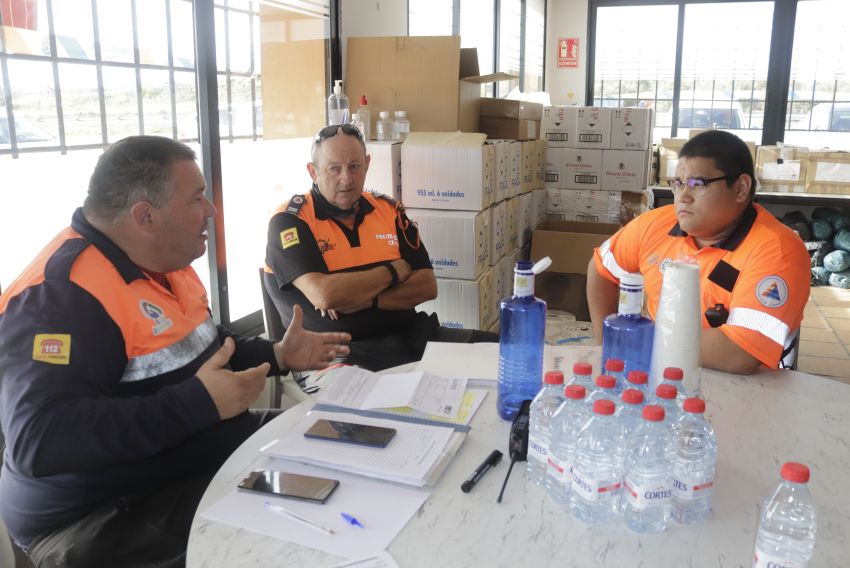 Dos expediciones diarias llevan comida caliente al contingente de la DGA desplegado en Catarroja desde la Venta del Aire