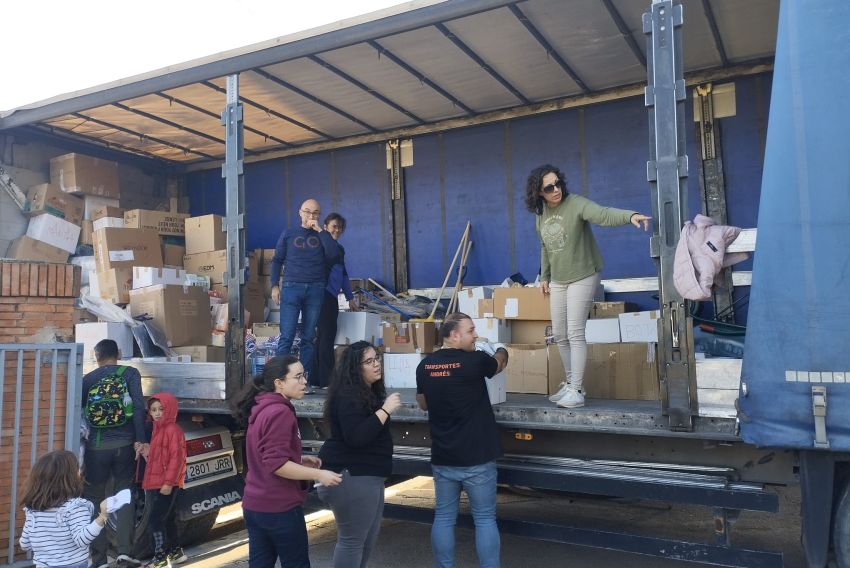 Transportes Andrés lleva la ayuda de tres colegios bajoaragoneses a una pedanía afectada por la dana de Valencia