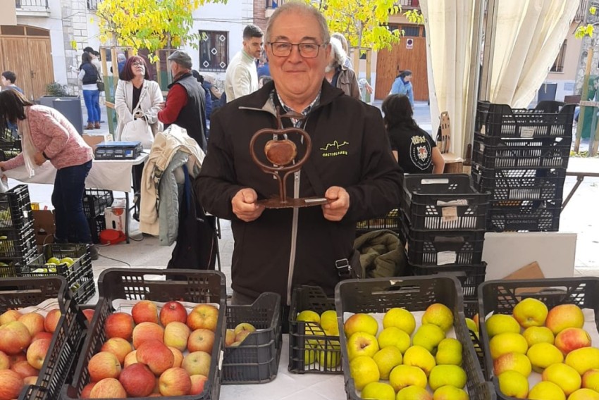 Enrique Marín se lleva un premio en la Feria de la Manzana de Torrebaja