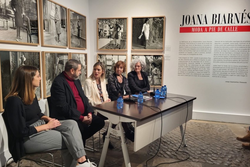 El Museo de Teruel expone la obra de la primera mujer fotoperiodista del país con la propuesta 'Joana Biarnés. Moda a pie de calle'