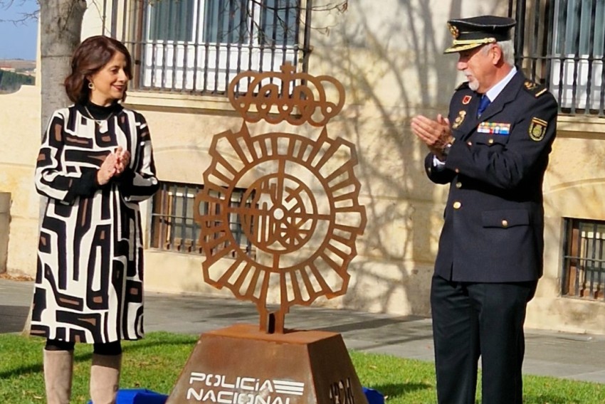 La Glorieta ya luce el monolito por el 200 aniversario de la Policía Nacional