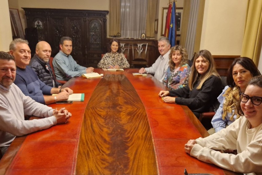 Primera reunión de la nueva junta directiva de Interpeñas con la alcaldesa y el concejal de Fiestas