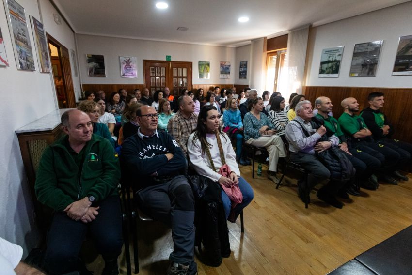 Los montañeros se preparan para  los imprevistos de la climatología