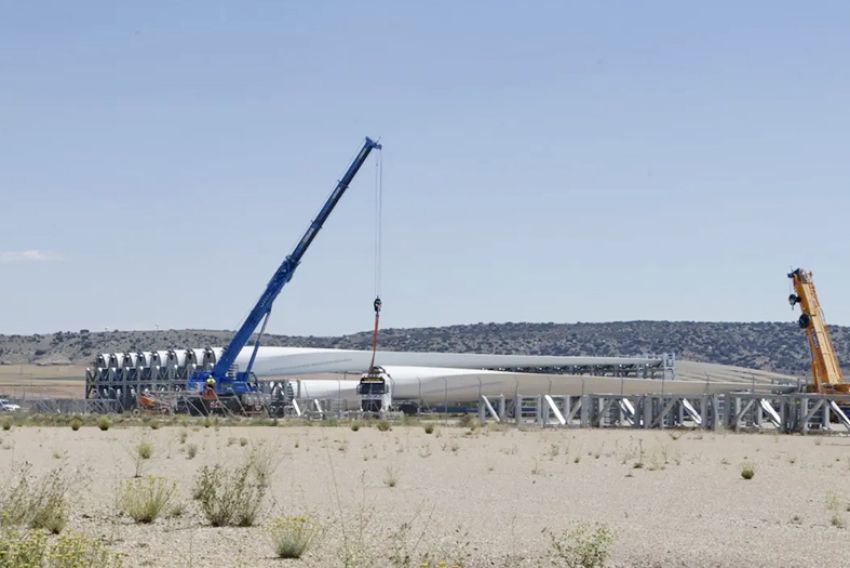 Paisajes de Teruel denuncia que el aeropuerto ha almacenado palas del clúster durante meses sin licencia