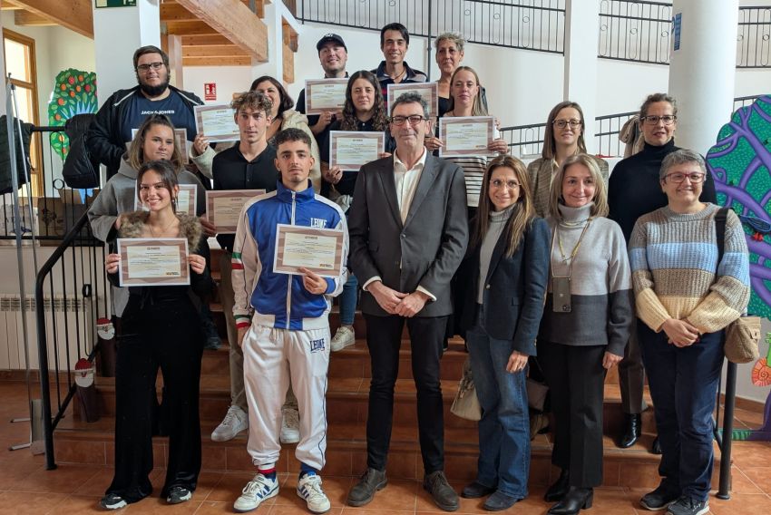 Diez alumnos finalizan las obras  del acceso al casco urbano de Andorra