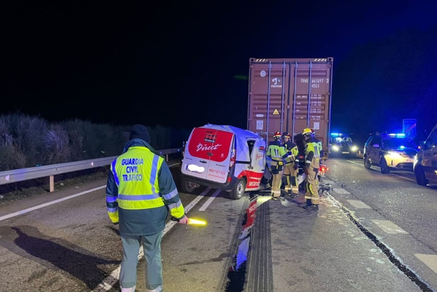 Muere el conductor de una furgoneta en un accidente en Santa Eulalia