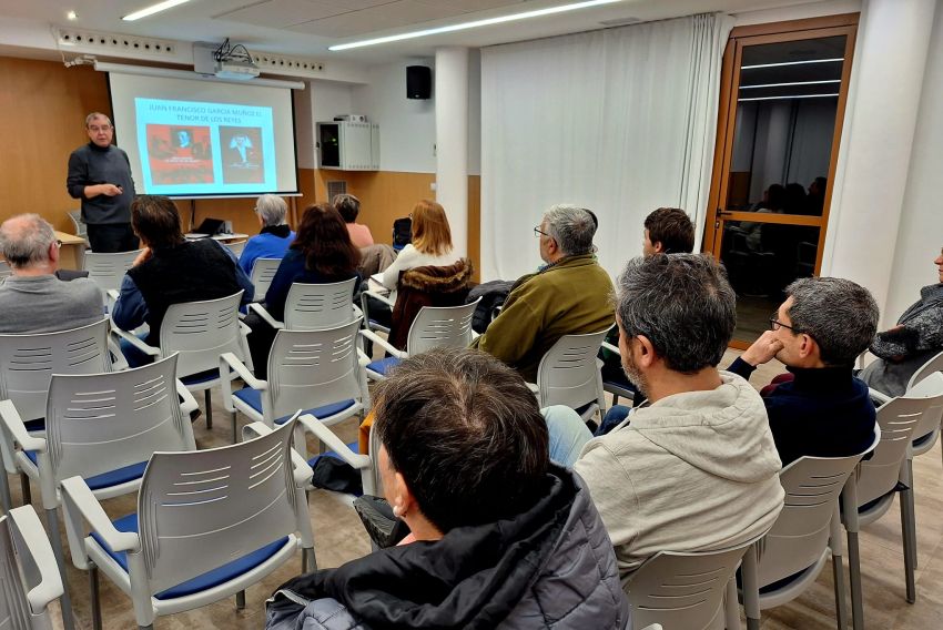 Juan Villalba dona a la biblioteca de Sarrión, su pueblo, todos los libros que ha publicado