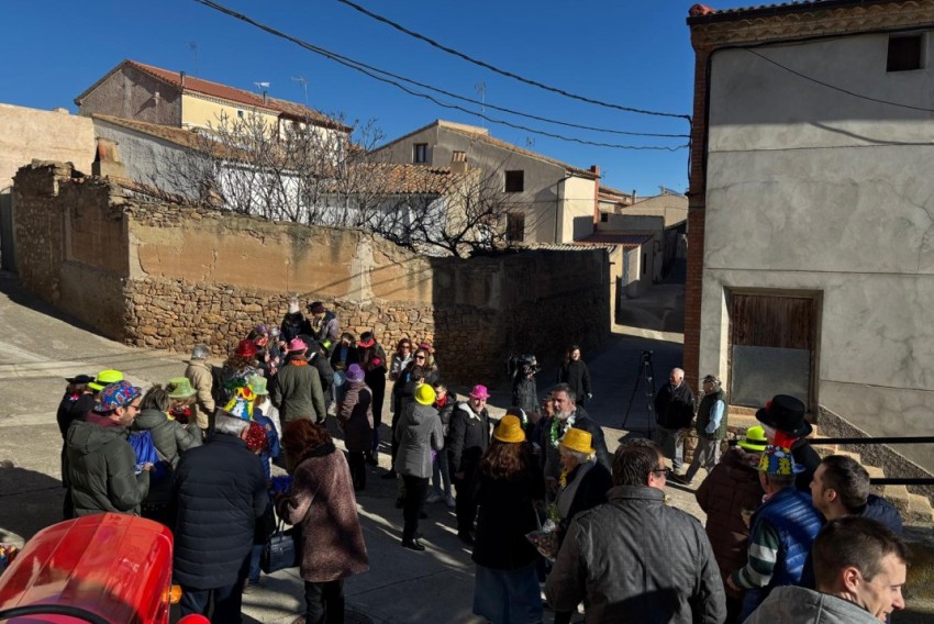 El reloj de Singra echa a andar con las campanadas infantiles después de 40 años