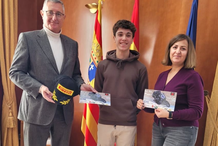 El consejero Manuel Blasco recibe al piloto Gonzalo Sánchez en la sede de la DGA en Teruel