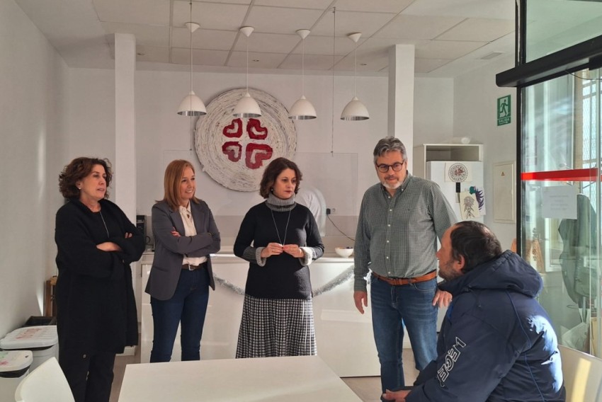 Buj y Romero visitan el comedor social de Cáritas con el que colabora el Ayuntamiento de Teruel