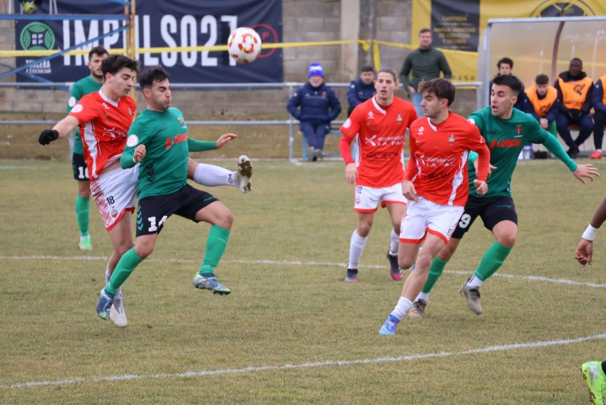 El Calamocha tropieza y cae ante el colista en un partido que se le torció (0-2)