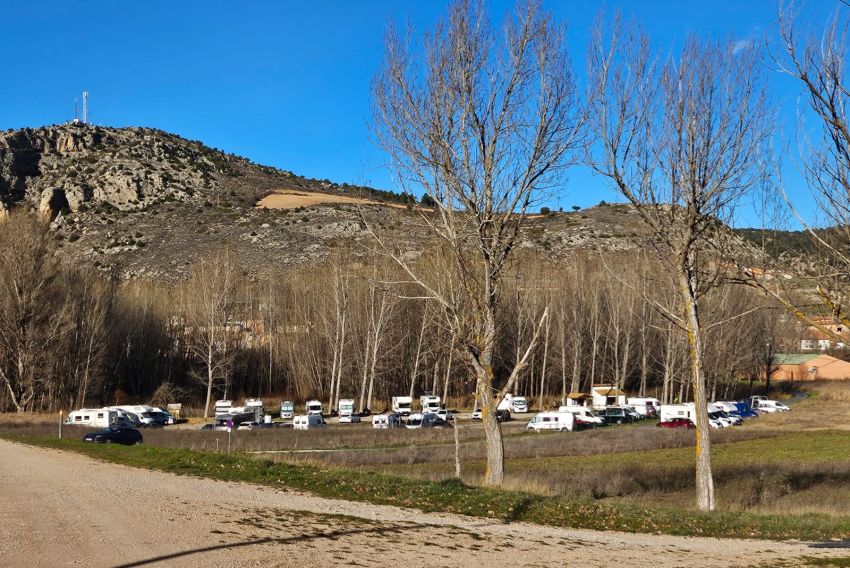 El Ayuntamiento de Calomarde cambia la aplicación para pagar en la zona de aparcamiento