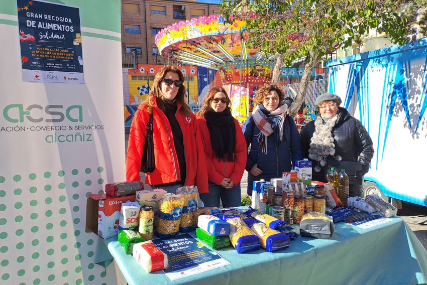 La la Asociación de Comercio y Servicios de Alcañiz finaliza la campaña navideña con una recogida de comida para Cruz Roja