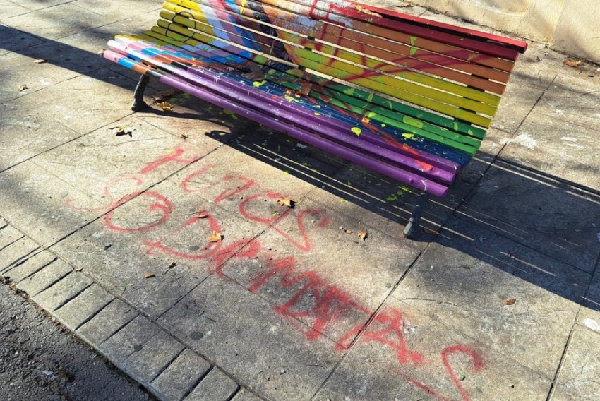 El Ayuntamiento de Teruel condena a las pintadas en el banco de la Fuente Torán con la bandera inclusiva