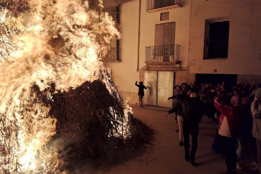 La Monumental hoguera  de Castelserás de 22 metros de altura calienta la tradición