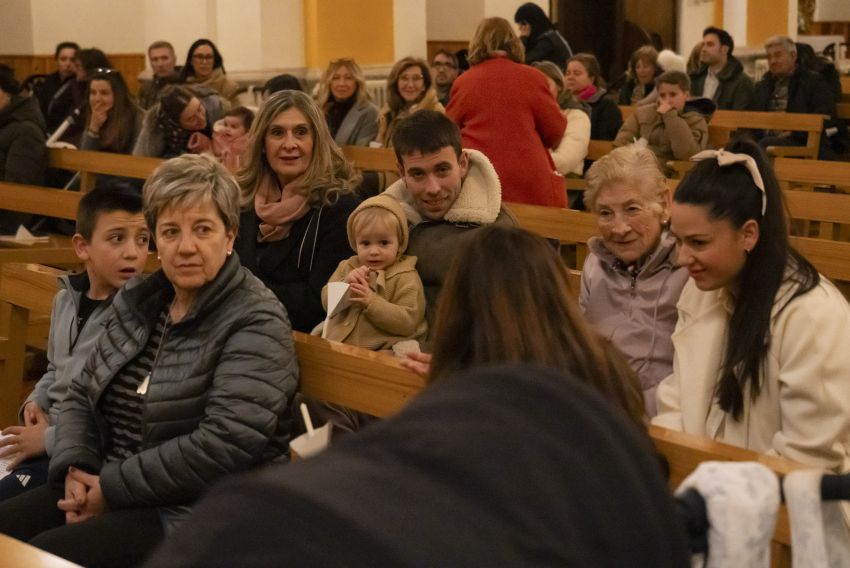 La conmemoración de la Candelaria congrega a casi medio centenar de niños a bendecir