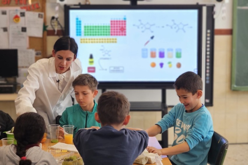 Más de un millar de escolares turolenses aprenden sobre vitaminas de la mano de dos jóvenes científicas