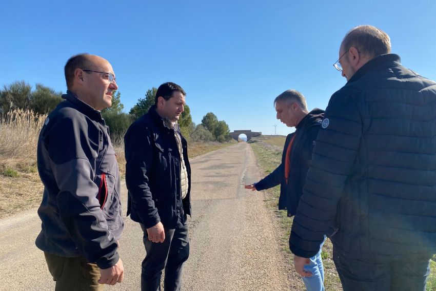 Técnicos de la Diputación de Teruel evalúan el estado del Camino de  la Vía en Alcañiz para su asfaltado