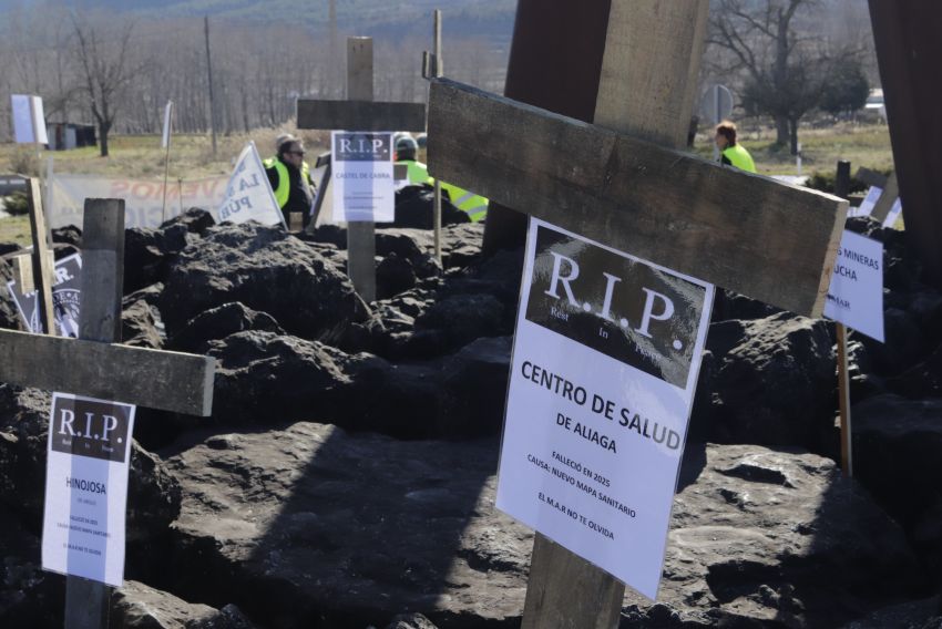 El MAR se hace fuerte en la rotonda de Montalbán en defensa de la sanidad pública