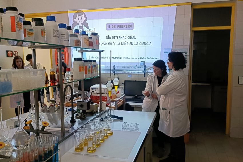 Científicas de Andorra muestran su labor diaria en el Laboratorio de Medio Ambiente de la DPT