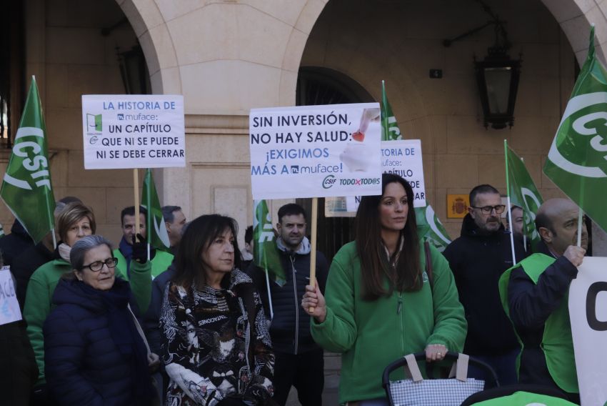 Medio centenar de personas protestan ante la Subdelegación por la situación de Muface