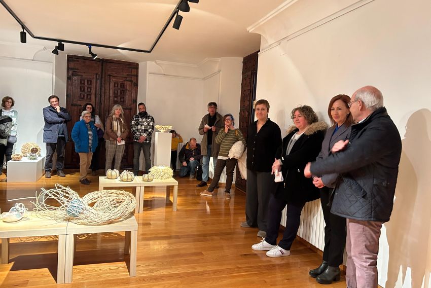 ‘Origen: tierra y fibra’ de Lucía Villarroya y Silvia Gil visita la Casa de Cultura de Monreal del Campo