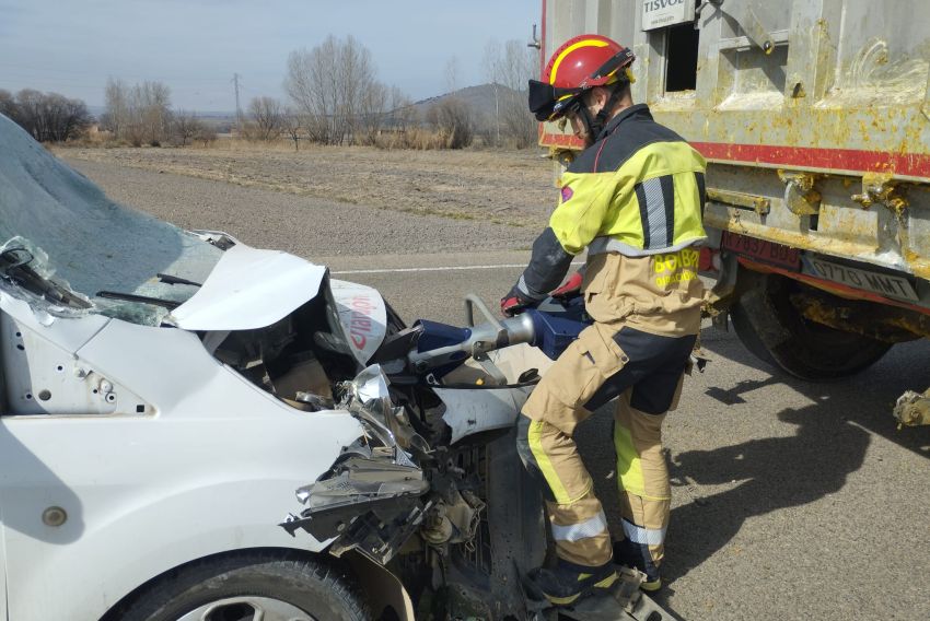 Los Bomberos sacan un coche que quedó debajo de un camión  en Fuentes Claras tras un accidente