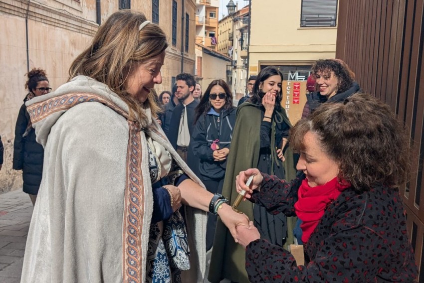 Ajoaceite, tatuajes de henna o juegos, el pueblo festeja en la calle la boda del Azagra