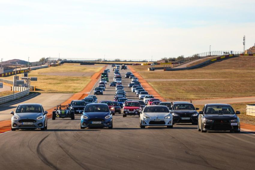 Decenas de coches de derrapaje toman el asfalto de Motorland en el cierre de su Eurocrew