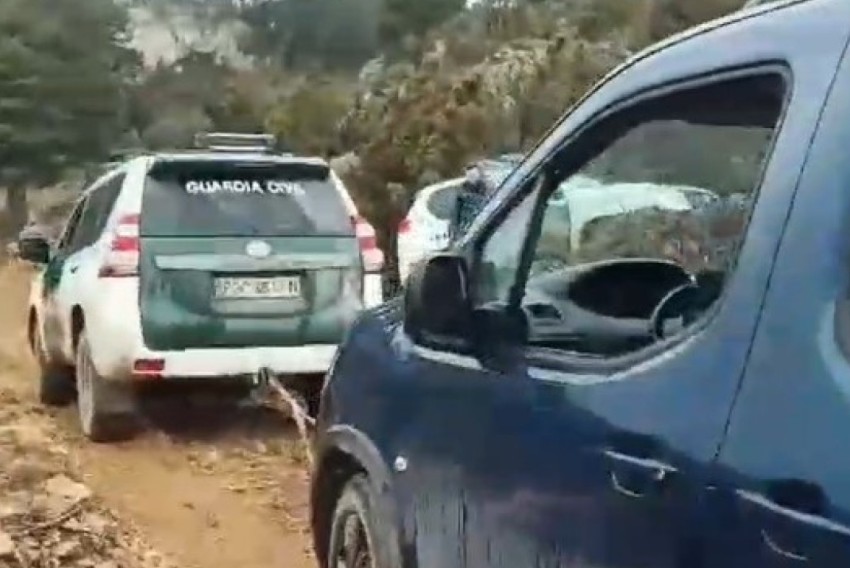 La Guardia Civil rescata ilesos a un padre y su hija de 6 años atascados en una pista forestal de Fortanete