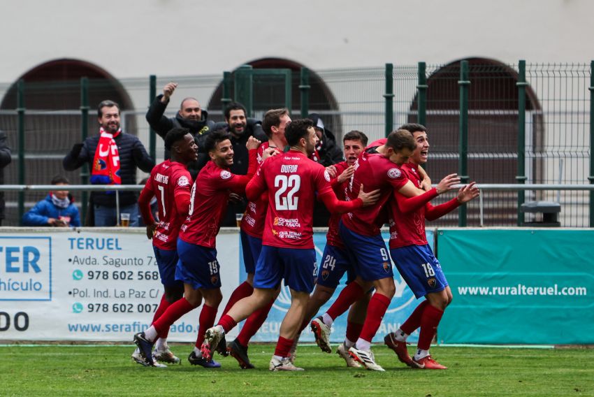 El CD Teruel vence al Barbastro y da otro pasito más hacia los ‘play-offs’ (2-0)