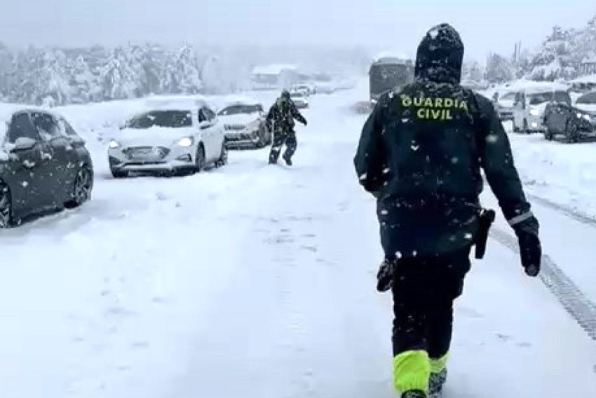 La Guardia Civil auxilia a 13 buses y 60 coches en la estación de Valdelinares