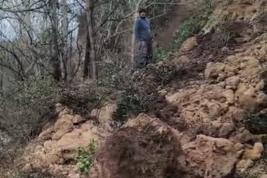 Un desprendimiento de piedras y tierra corta el tráfico rodado en el barrio de los Tarragones de Olba