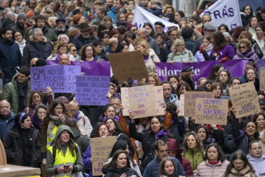 La manifestación del 8M congrega en la capital turolense a 700 personas que reclaman igualdad real entre hombres y mujeres