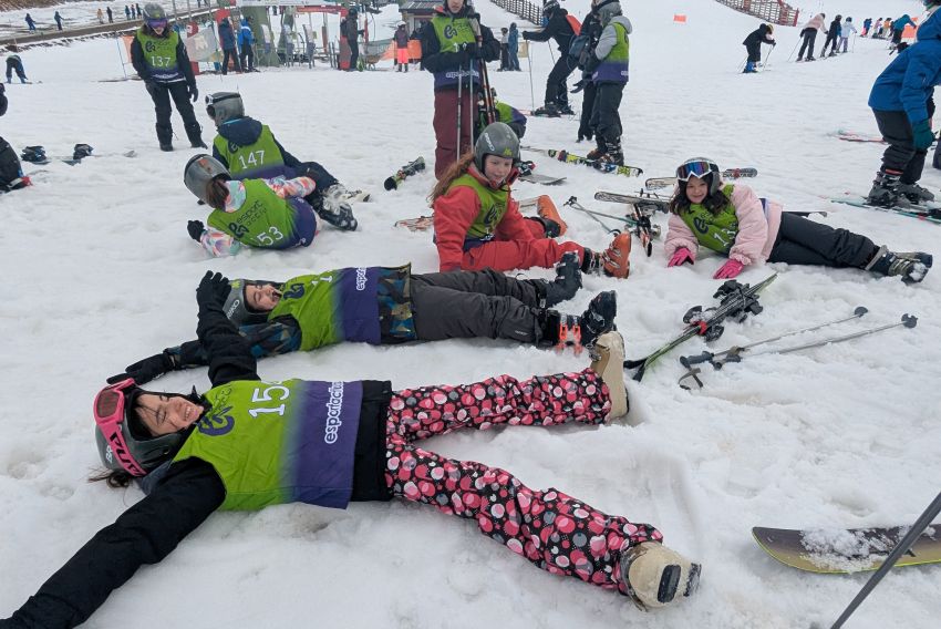 La blanca nieve de Javalambre desdibuja el lodo marrón en la retina de los niños de Sedaví