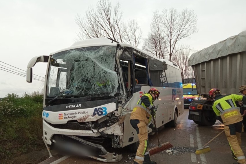 Cuatro heridos leves al chocar un autobús con siete pasajeros y un camión en Aguaviva