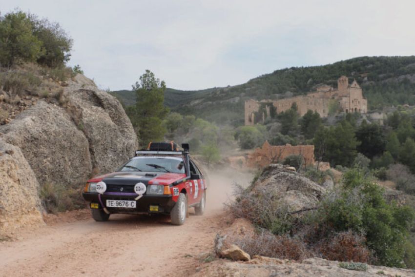 Un Volvo 480 y un Seat 127, color turolense en el Raid Autoclassic de Alcañiz