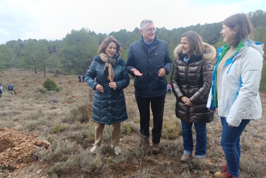 Manuel Blasco celebra el Día Internacional de los Bosques con una plantación de 400 ejemplares junto a escolares turolenses