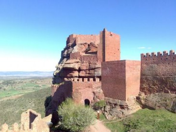 La Caja Rural de Teruel ayuda a los Amigos del Castillo de Peracense