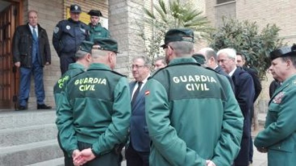 El ministro Zoido se reúne en Alcañiz con las familias de los guardias civiles asesinados