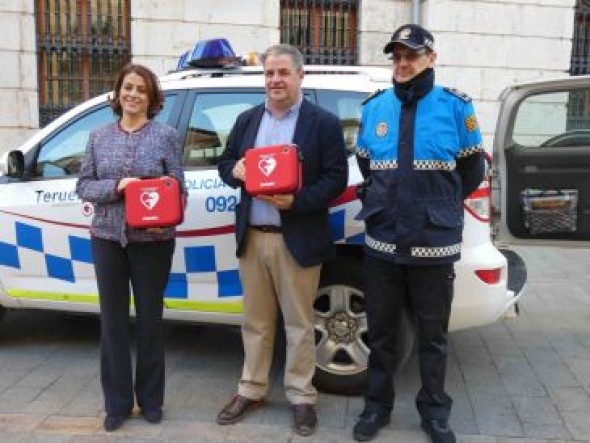 La Policía Local de Teruel patrulla ya con desfibriladores para mejorar la seguridad