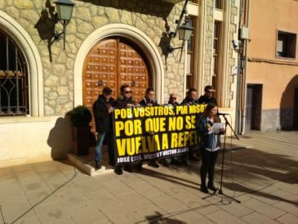 250 personas se concentran en Calamocha para condenar el triple crimen de Andorra