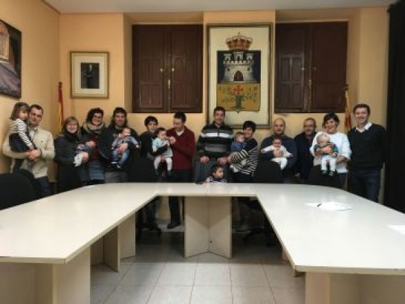 Los niños de Montalbán piden el aguinaldo a ritmo de Chiquirritín y La Marimorena