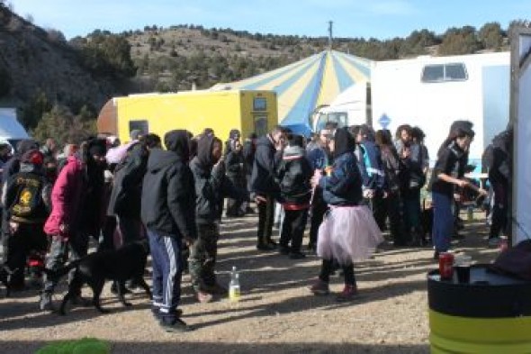 Termina el festival de música rave en el monte de Sarrión, pero quedan 200 jóvenes acampados en la fuente del Enebro