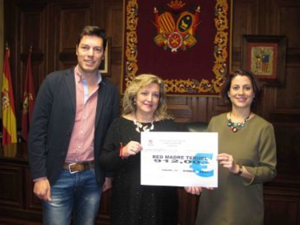 El Ayuntamiento de Teruel entrega a Red Madre la recaudación de una jornada de la Feria de Navidad