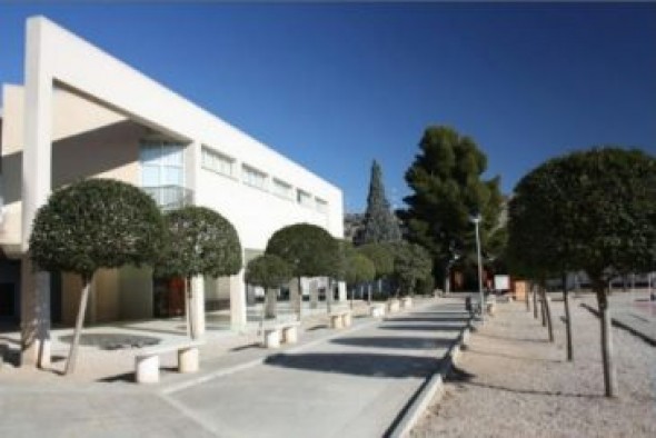 El Centro de Estudios del Bajo Martín dona libros al IES de Alcañiz