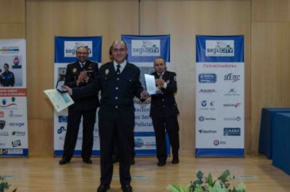La Policía Local de Alcañiz recibe una medalla por la evacuación en Pui Pinos