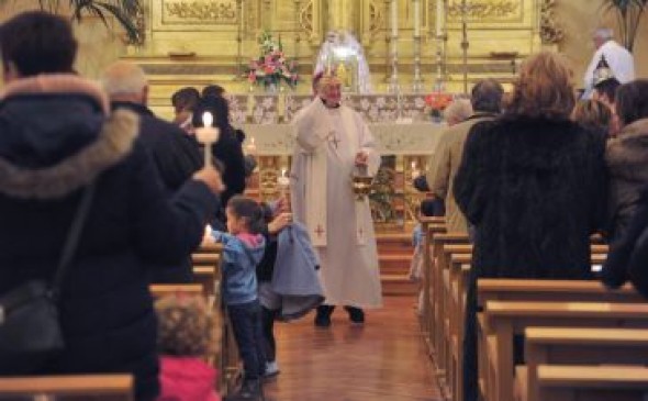 El obispo de Teruel y Albarracín bendice a los niños nacidos en el último año en la celebración de la Candelaria