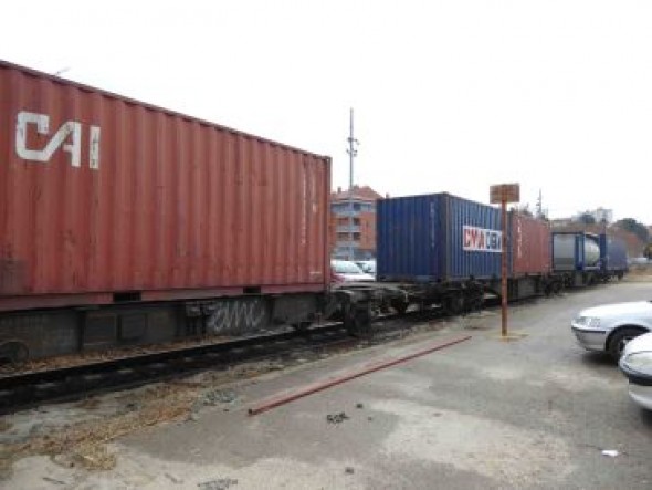 La limitación de peso de la vía de tren deja varados tres vagones en la estación de Teruel