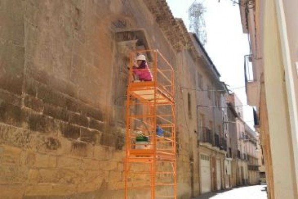 La cofradía del Carmen de Alcañiz pone en valor la hornacina del muro oeste de la iglesia